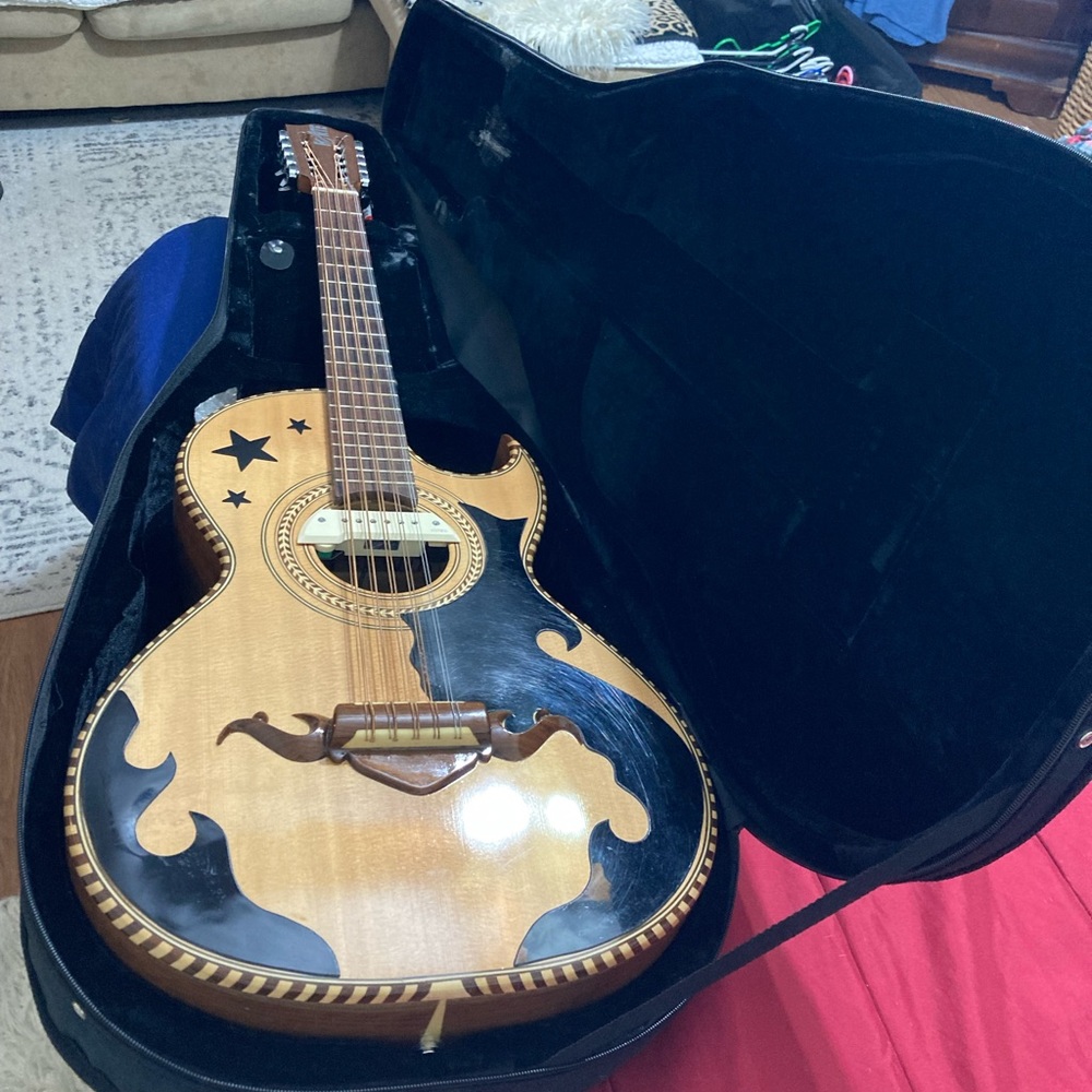 Bajo quinto acustic guitar real nice